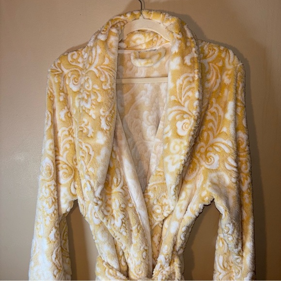 Women’s Yellow and White Patterned Plush Comfy Robe - Picture 3 of 11